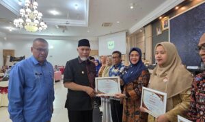 gubernur-mahyeldi-serahkan-2-penghargaan-sakip-pada-kepala-biro-organisasi gubernur-mahyeldi-serahkan-2-penghargaan-sakip-pada-kepala-biro-organisasi