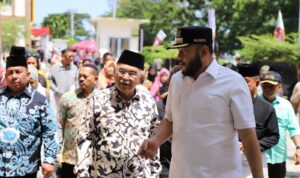 fadly-amran-dampingi-gubernur-melaka-kunjungi-sentra-rendang-kota-padang