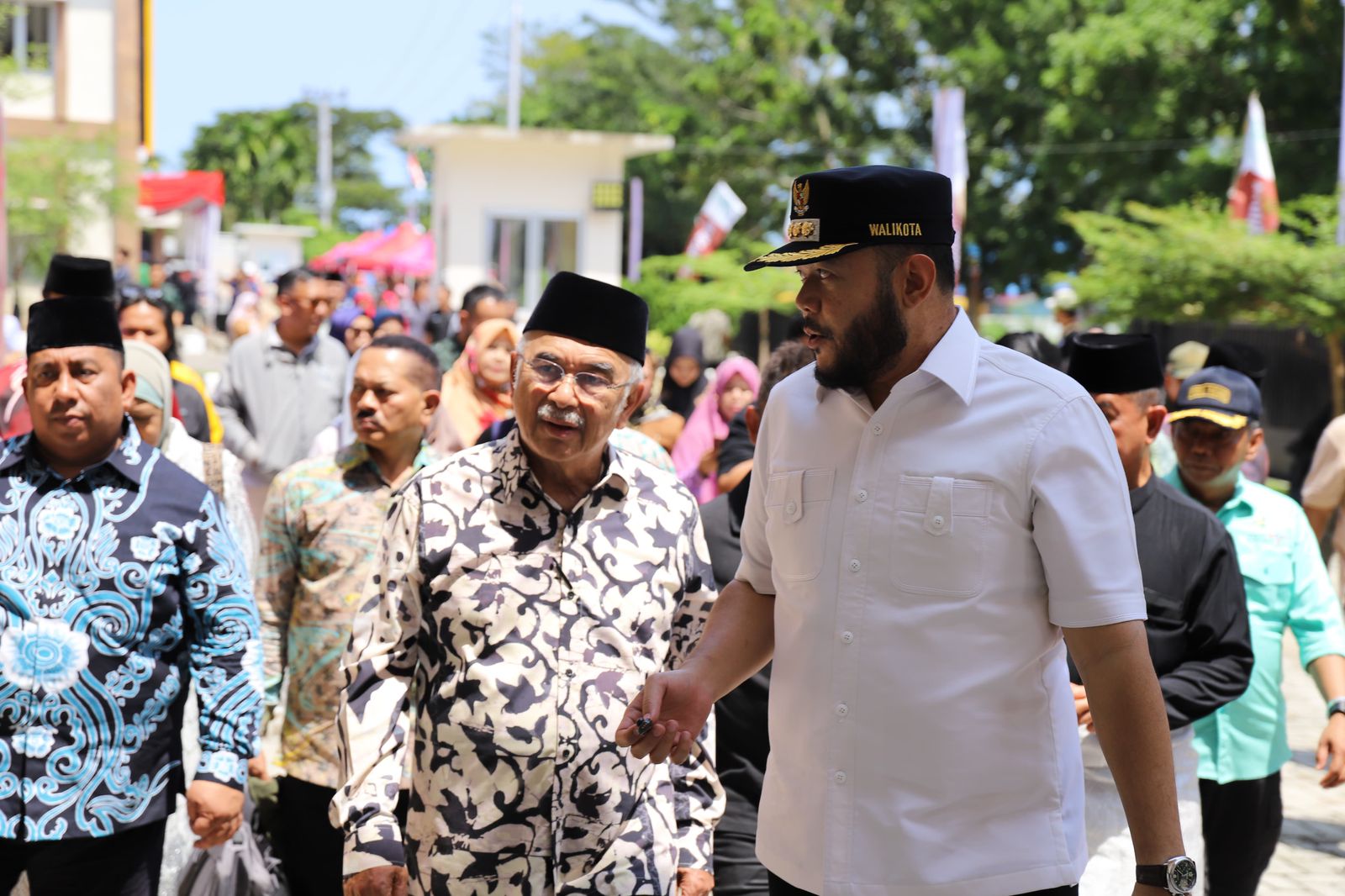 fadly-amran-dampingi-gubernur-melaka-kunjungi-sentra-rendang-kota-padang