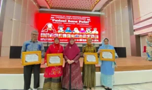empat-tokoh-perempuan-sumbar-terima-limpapeh-achievement-award