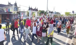 ribuan-warga-meriahkan-jalan-sehat-hut-ke-80-ri-di-pariaman