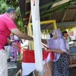 walikota-dan-wawako-pariaman-bagikan-bendera-kepada-masyarakat