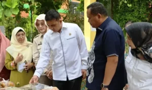 ade-rezki-tinjau-program-makan-bergizi-gratis-di-pariaman ade-rezki-tinjau-program-makan-bergizi-gratis-di-pariaman