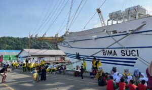 warga-antusias-naiki-kri-bima-suci-di-teluk-bayur