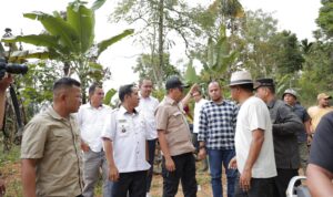 wakil-ketua-dprd-sumbar-evi-yandri-dampingi-perwakilan-mensesneg-tinjau-lokasi-penyeberangan-bidan-dona