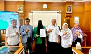 sukses-pertahankan-tesis-‘tindak-tutur-bahasa-sugesti’-sisca-oktri-santi-raih-gelar-magister-linguistik sukses-pertahankan-tesis-‘tindak-tutur-bahasa-sugesti’-sisca-oktri-santi-raih-gelar-magister-linguistik