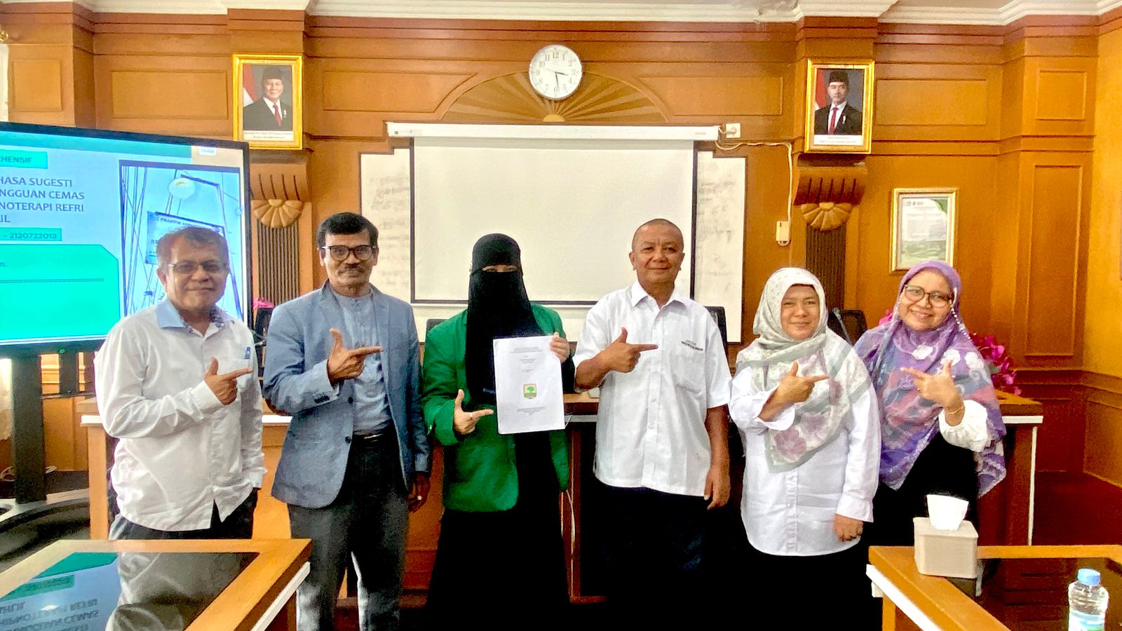 sukses-pertahankan-tesis-‘tindak-tutur-bahasa-sugesti’-sisca-oktri-santi-raih-gelar-magister-linguistik