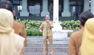 plt-sekwan-maifrizon-pimpin-apel-pagi-bersama-segenap-staf-dprd-sumbar