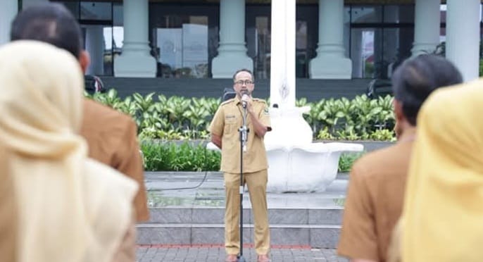 plt-sekwan-maifrizon-pimpin-apel-pagi-bersama-segenap-staf-dprd-sumbar