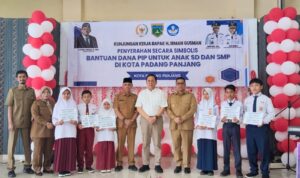 irman-gusman-salurkan-beasiswa-pip-gelombang-ke-2-untuk-437-siswa-sumbar