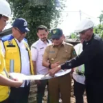 bupati-jka-tinjau-pengerjaan-normalisasi-di-talao-mundam