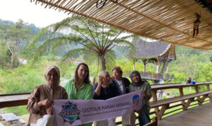 mahasiswa-unp-gagas-geotour-ranah-minang,-ajak-wisatawan-australia-jelajahi-ngarai-sianok-dan-maninjau mahasiswa-unp-gagas-geotour-ranah-minang,-ajak-wisatawan-australia-jelajahi-ngarai-sianok-dan-maninjau