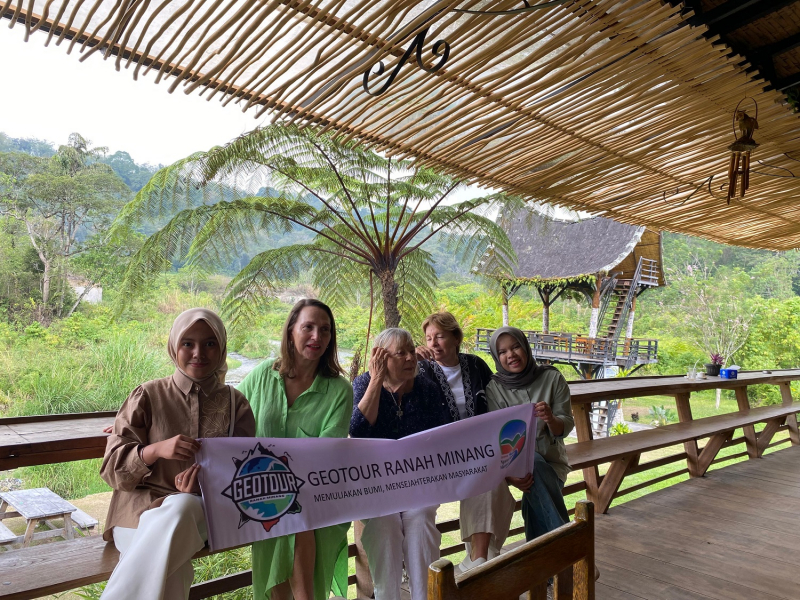 mahasiswa-unp-gagas-geotour-ranah-minang,-ajak-wisatawan-australia-jelajahi-ngarai-sianok-dan-maninjau