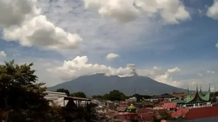 erupsi-gunung-marapi-terjadi,-masyarakat-diminta-waspada