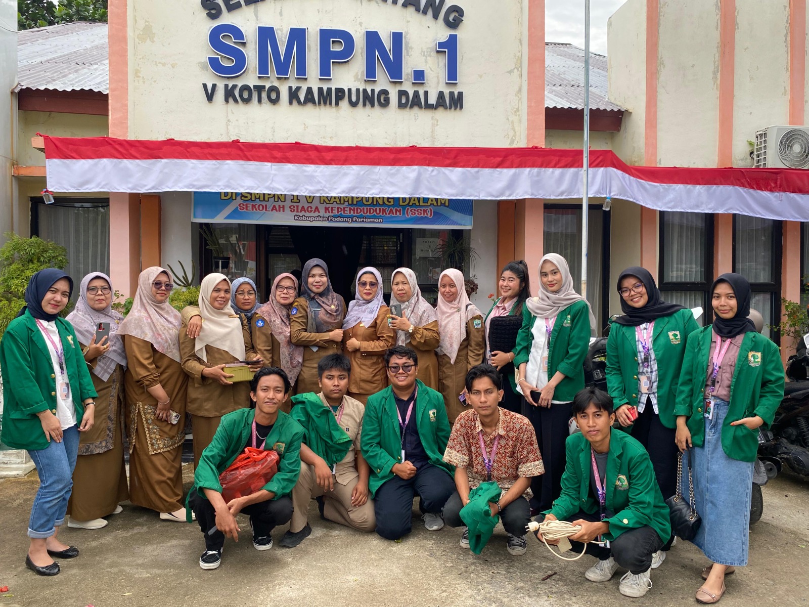 mahasiswa-kkn-unand-bagi-bagi-hadiah-sambil-edukasi-di-smpn-1-v-koto-kampung-dalam,-padang-pariaman
