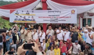 andre-rosiade-dan-wagub-sumbar-tinjau-jembatan-darurat-koto-rawang