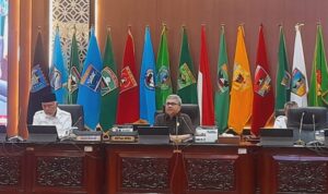 rapat-paripurna-dprd-sumbar: -gubernur-jawab-pandangan-umum-fraksi-terkait-2-ranperda rapat-paripurna-dprd-sumbar: -gubernur-jawab-pandangan-umum-fraksi-terkait-2-ranperda