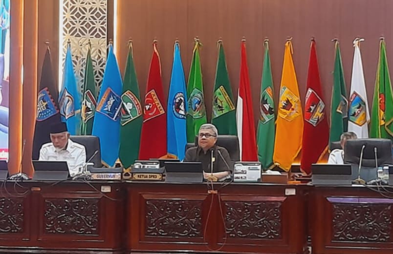 rapat-paripurna-dprd-sumbar: -gubernur-jawab-pandangan-umum-fraksi-terkait-2-ranperda