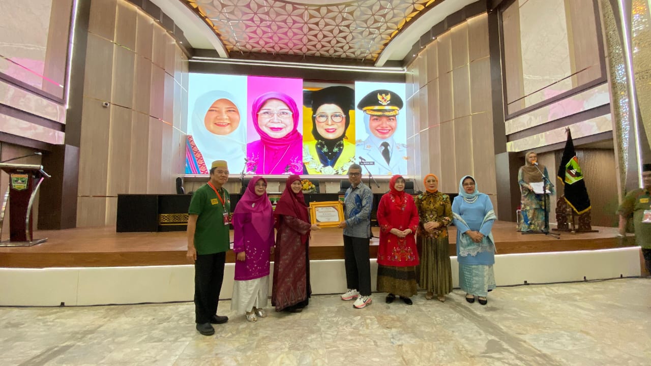 kiprah-perempuan-minang-di-dpr-ri,-hj-nevi-zuairina-terima-limpapeh-achievement-award-dari-hamas