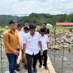 wagub-vasko-tinjau-jembatan-sementara-di-nagari-koto-rawang-pessel