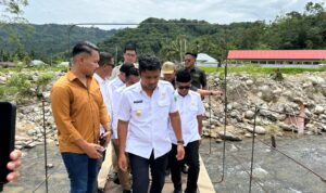 wagub-vasko-tinjau-jembatan-sementara-di-nagari-koto-rawang-pessel