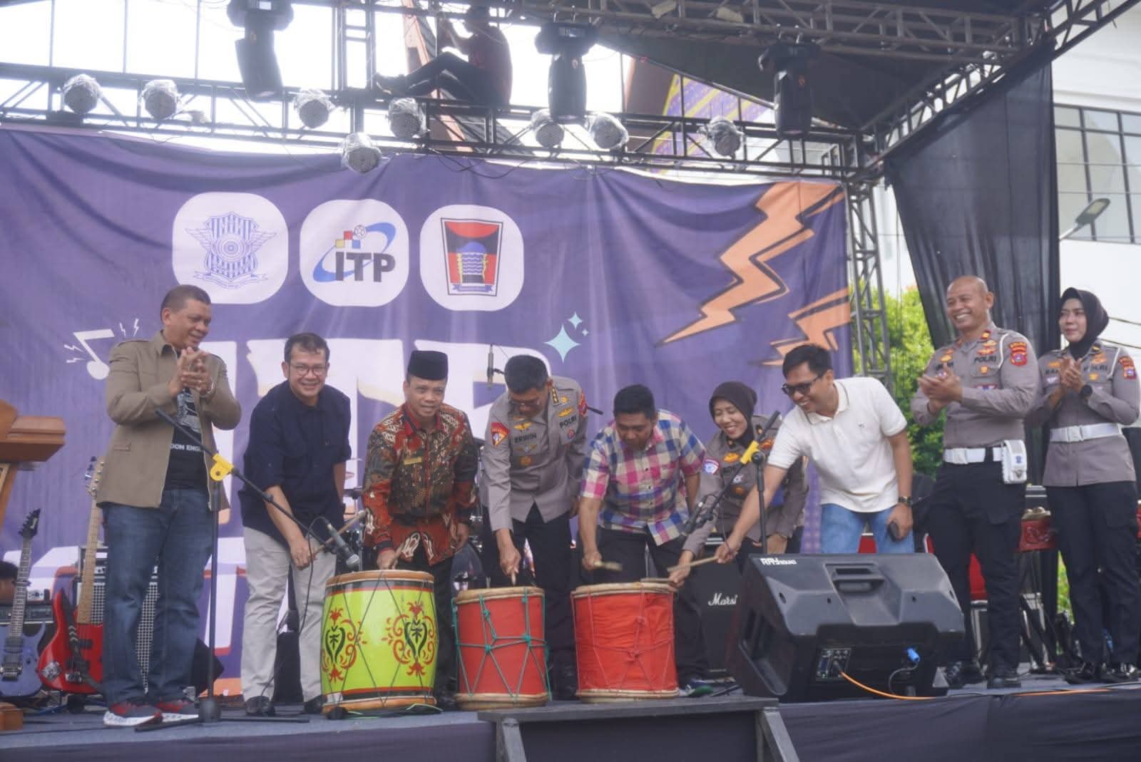 kepala-dinas-pariwisata-kota-padang-apresiasi-kesenian-itp-youthporia