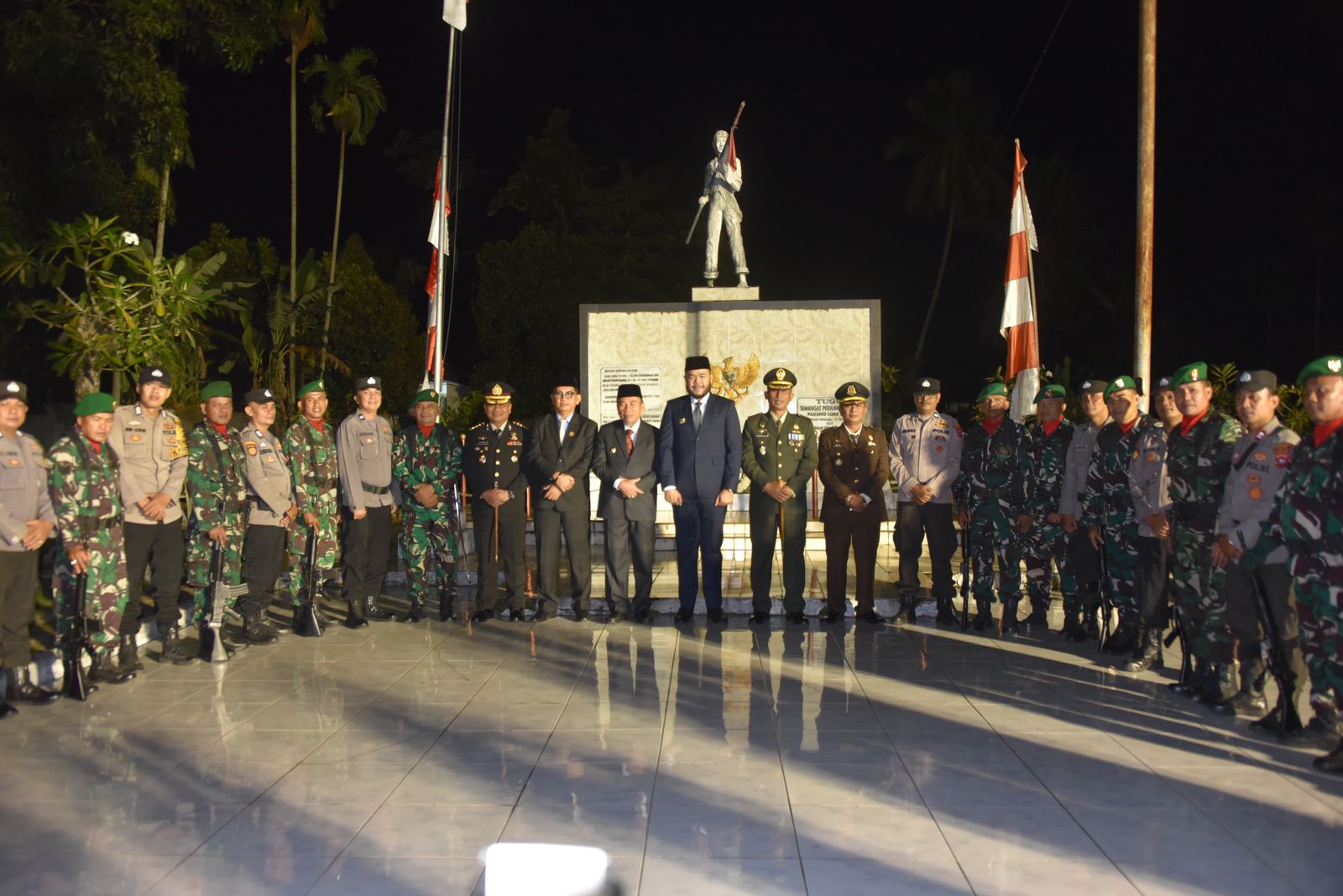 peringati-hut-kemerdekaan-walikota-padang-bersama-forkopimda-gelar-apel-kehormatan-dan-renungan-suci-di-tmp-kuranji