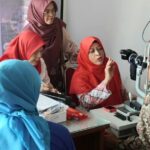pemko-padang-periksa-mata-lansia-dan-berikan-kaca-mata-gratis
