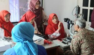 pemko-padang-periksa-mata-lansia-dan-berikan-kaca-mata-gratis