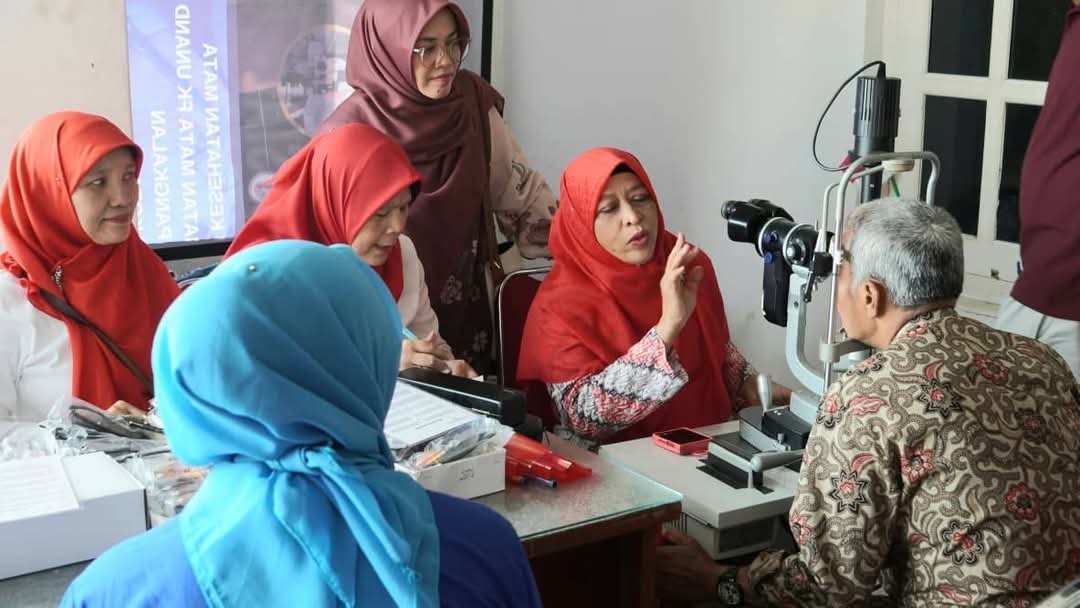 pemko-padang-periksa-mata-lansia-dan-berikan-kaca-mata-gratis