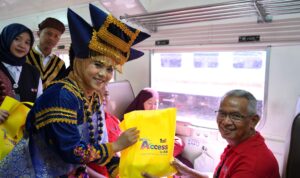 kai-divre-ii-sumbar-ajak-pelanggan-rayakan-hut-ke-80-ri-di-atas-kereta-api