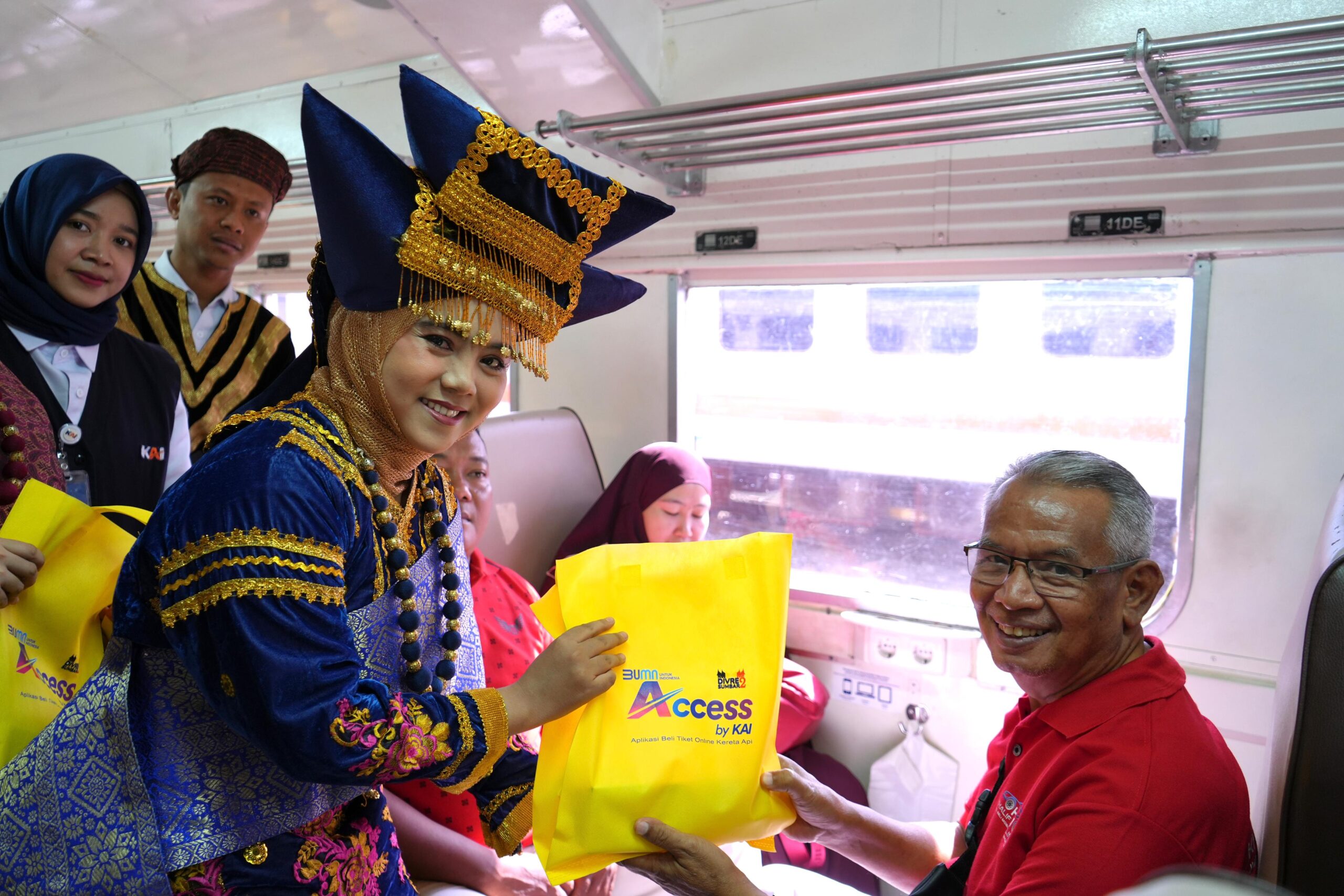 kai-divre-ii-sumbar-ajak-pelanggan-rayakan-hut-ke-80-ri-di-atas-kereta-api
