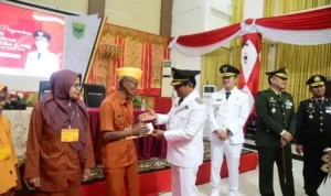 jhon-kenedy-azis-dan-legiun veteran-dalam-suasana-hut-ri jhon-kenedy-azis-dan-legiun veteran-dalam-suasana-hut-ri