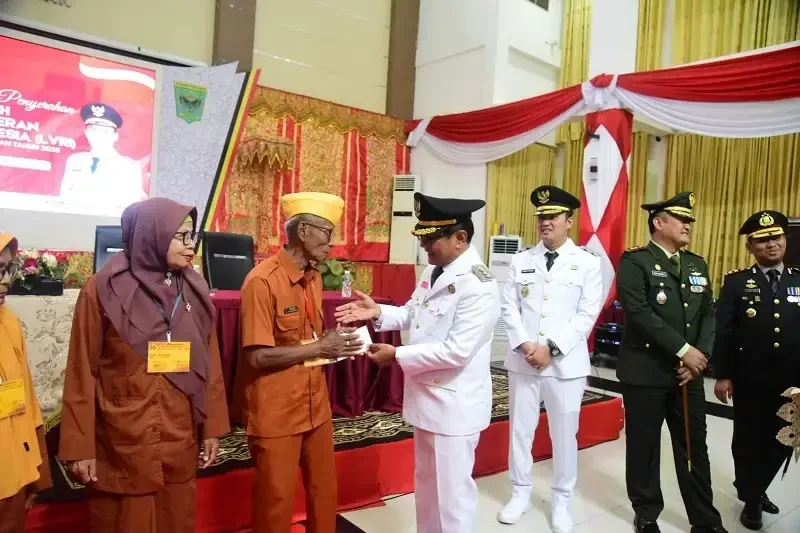 jhon-kenedy-azis-dan-legiun veteran-dalam-suasana-hut-ri