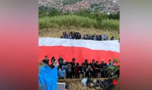 untuk-ke-9-kalinya,-sispala-boostra-sman-2-kembali-kibarkan-bendera-raksasa-di-puncak-bukit-tui untuk-ke-9-kalinya,-sispala-boostra-sman-2-kembali-kibarkan-bendera-raksasa-di-puncak-bukit-tui