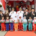pemko-pariaman-mulai-bagikan-seragam-gratis-untuk-murid-baru-sd-negeri