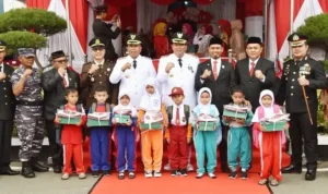 pemko-pariaman-mulai-bagikan-seragam-gratis-untuk-murid-baru-sd-negeri