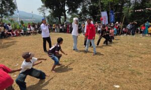 pesta-kemerdekaan-di-ciherang-peuntas,-ada-salah-gendong-istri…-hihihii.