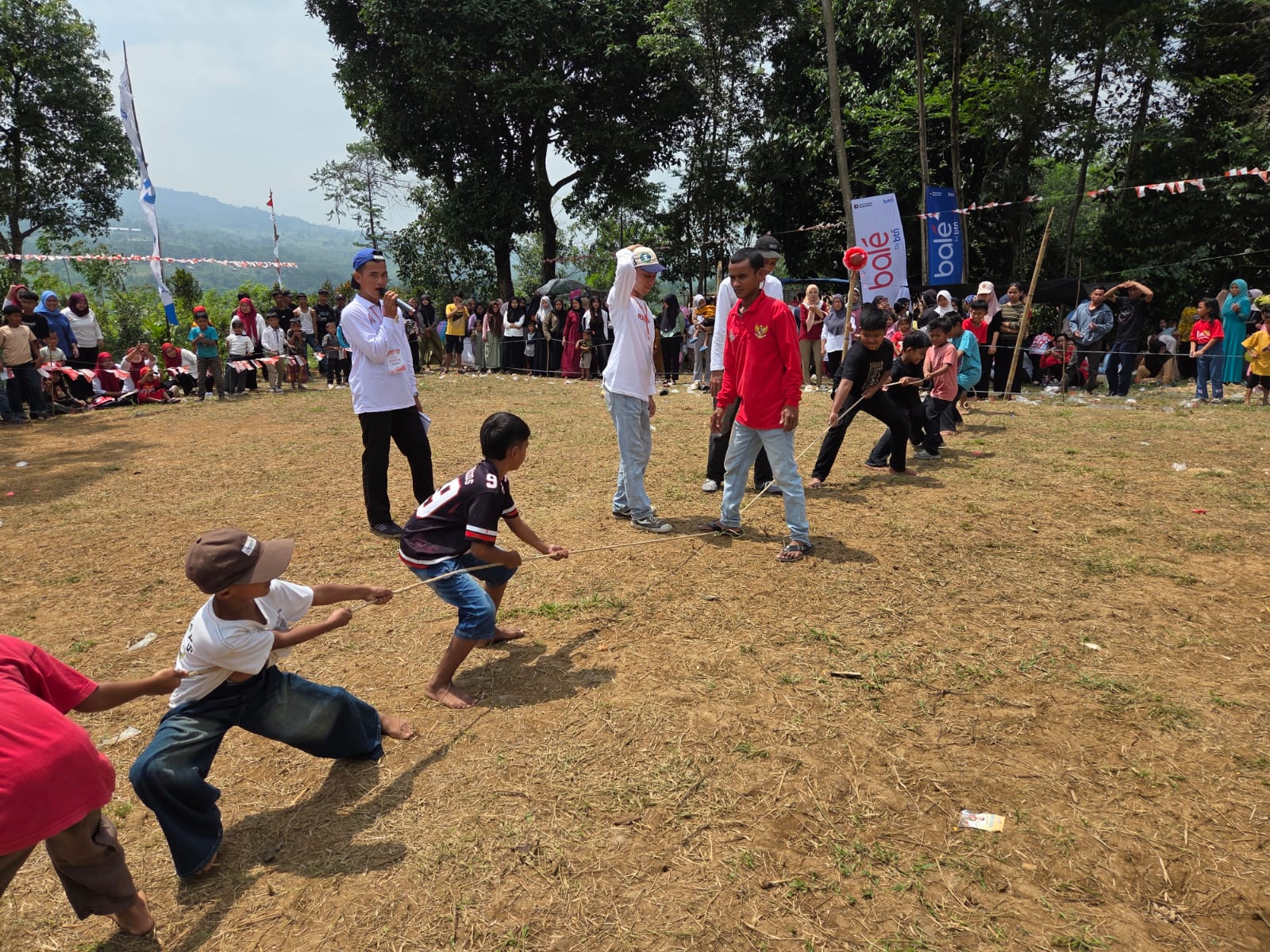 pesta-kemerdekaan-di-ciherang-peuntas,-ada-salah-gendong-istri…-hihihii.