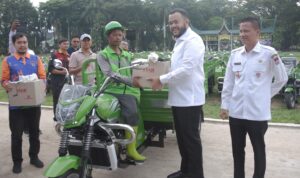 wako-fadly-amran-serahkan-179-betor-ke-petugas-lps-se-kota-padang wako-fadly-amran-serahkan-179-betor-ke-petugas-lps-se-kota-padang