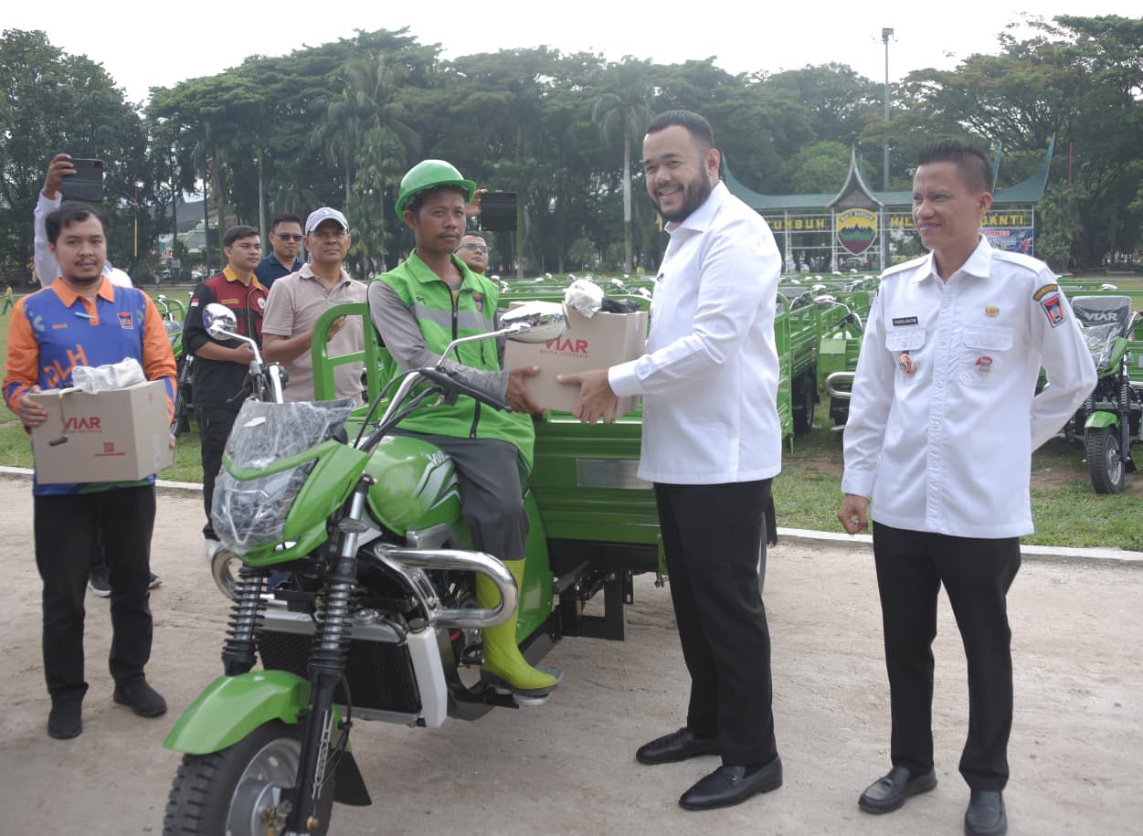 wako-fadly-amran-serahkan-179-betor-ke-petugas-lps-se-kota-padang