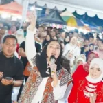 ribuan-warga-happy-di-halaman-kantor-bupati-dharmasraya