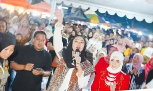 ribuan-warga-happy-di-halaman-kantor-bupati-dharmasraya