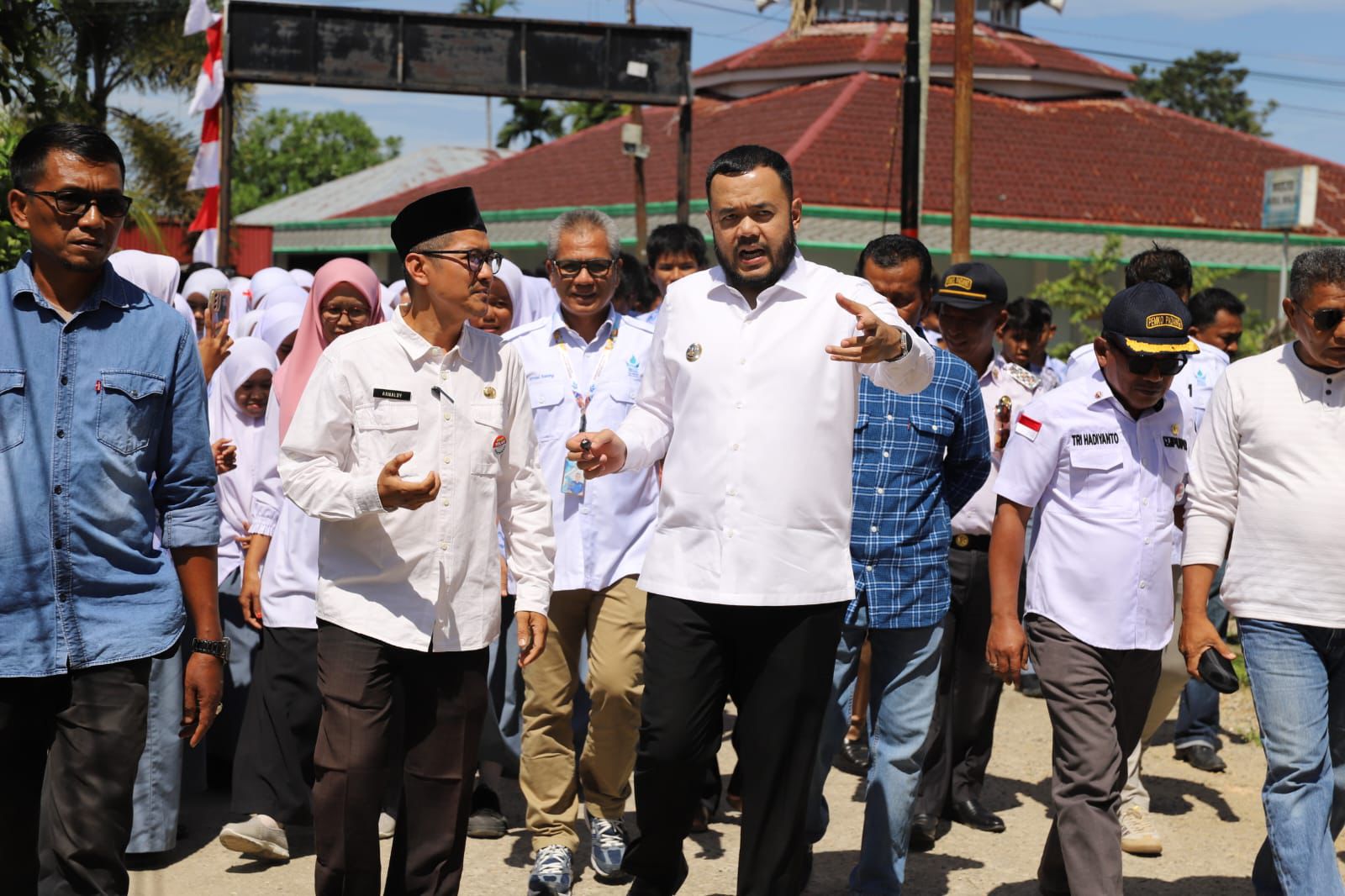 fadly-amran-tinjau-fasilitas-air-bersih-dan-kondisi-jalan-menuju-sman-17