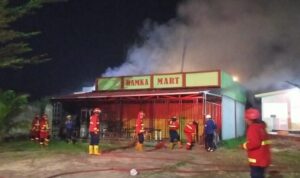 hamka-mart-di-aia-pacah-padang-terbakar