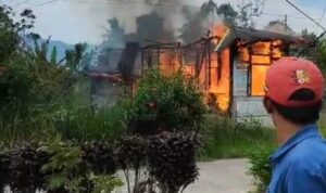 satu-unit-rumah-semi-permanen-ludes-terbakar