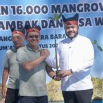 walikota-padang-fadly-amran-tanam-pohon-mangrove