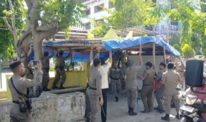 satpol-pp-padang-tertibkan-pkl-di-jalan-belibis-air-tawar-barat,-jaga-fasilitas-umum-tetap-nyaman