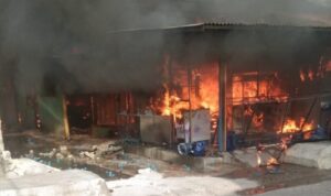 kebakaran-di-lubuk-begalung,-puluhan-rumah-petak-dan-kos-kosan-hangus