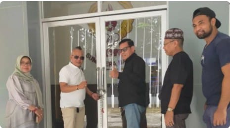 wakil-ketua-karateker-koni-sumbar-prof.-syahrial-bakhtiar-tinjau-kantor-koni-sumbar-didampingi-tim